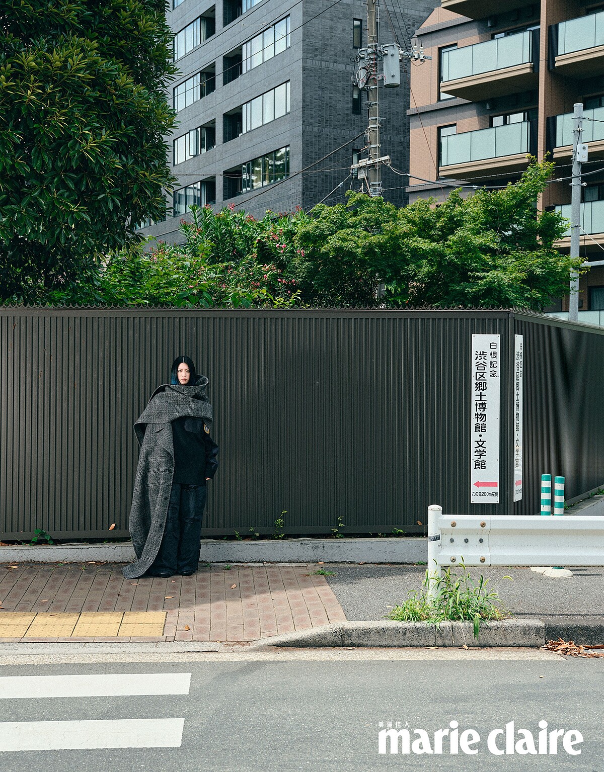 格子披巾外套、深藍色針織毛衣、黑色破壞仿舊款長褲、黑色高跟拖鞋、小型黑色肩背手提包、貓眼太陽眼鏡，All by Balenciaga。