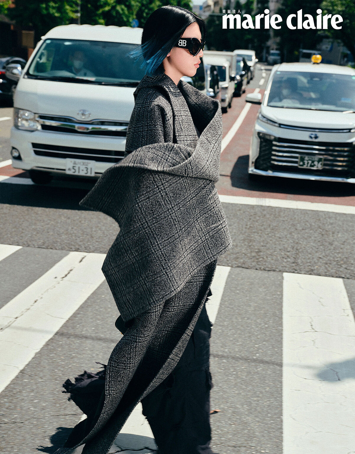 格子披巾外套、深藍色針織毛衣、黑色破壞仿舊款長褲、黑色高跟拖鞋、小型黑色肩背手提包、貓眼太陽眼鏡，All by Balenciaga。