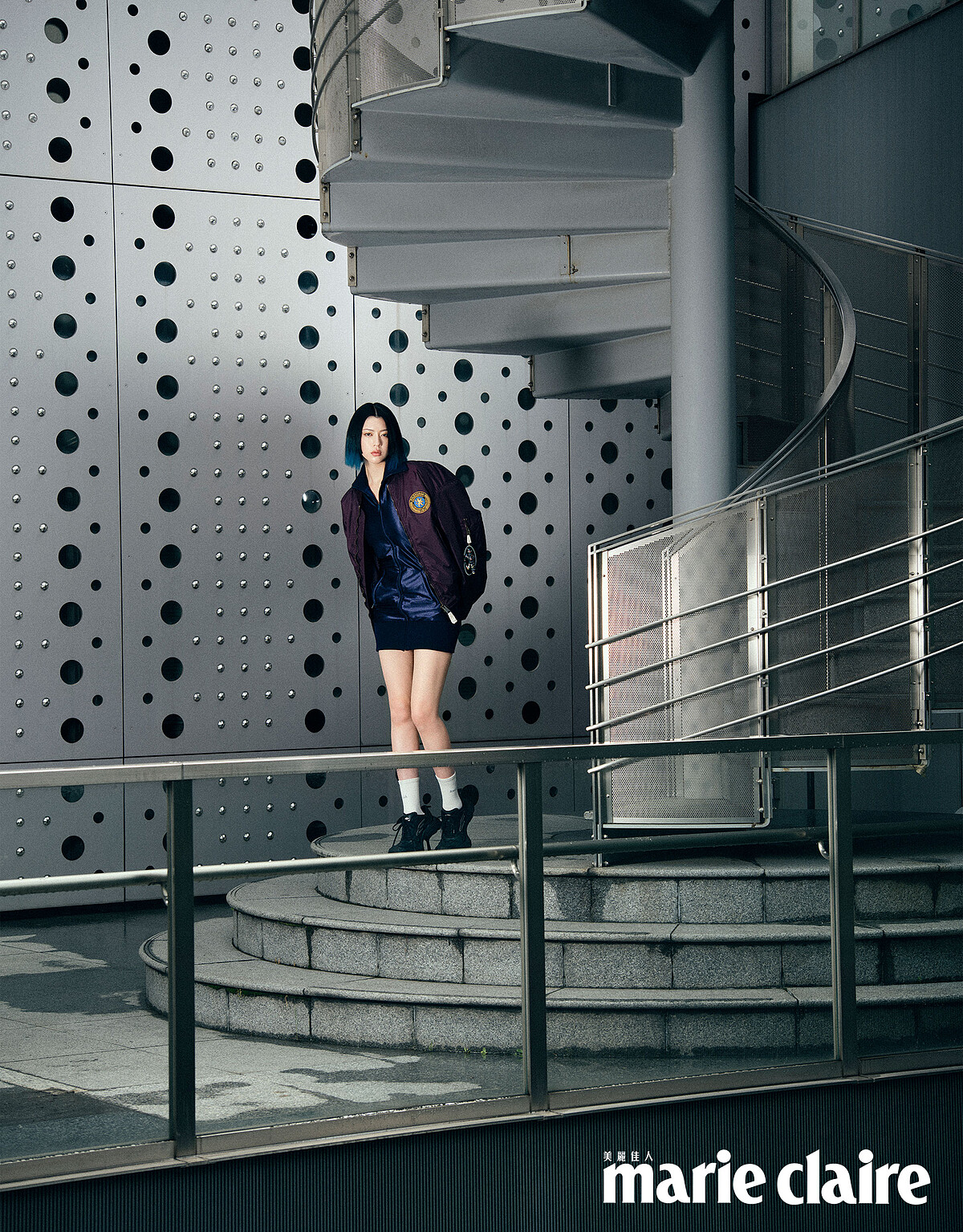 紫紅色棒球外套、藍色運動款合身洋裝、黑色高跟運動鞋，All by Balenciaga。