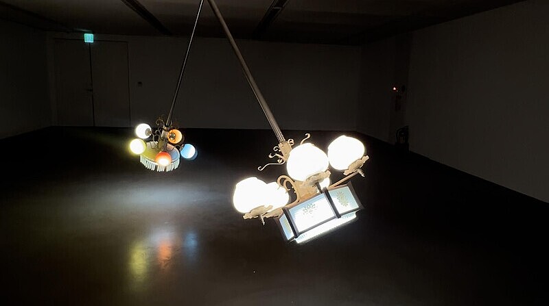 彭弘智，《開光的吊燈》，2024。圖像由藝術家與北美館提供。