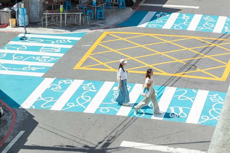 呼應全新商圈品牌視覺的馬路標線。（圖片來源：台灣設計研究院）