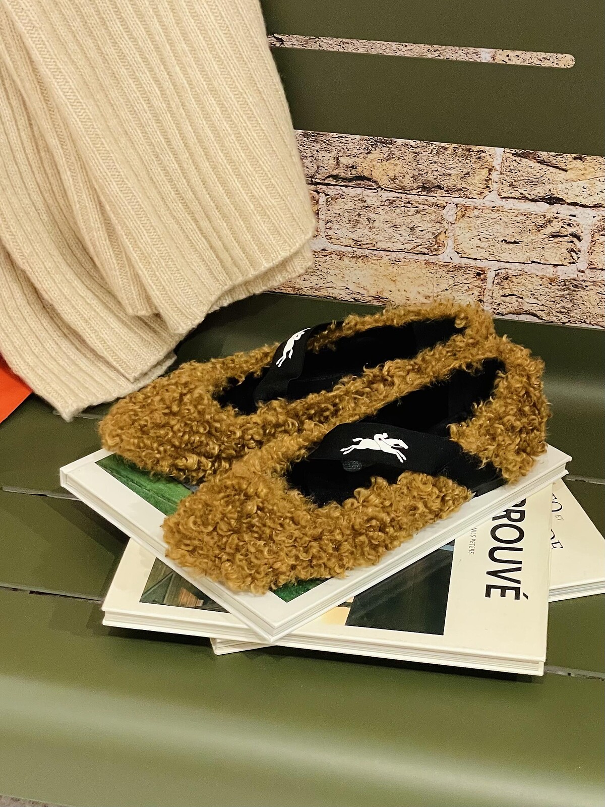 Longchamp Curly芭蕾舞鞋，捲毛絨面設計，售價NT$13,600