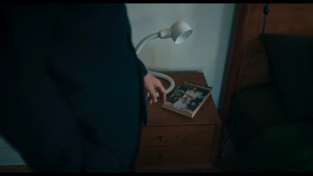 麥可的床頭擺著一本《廚房機密檔案》。