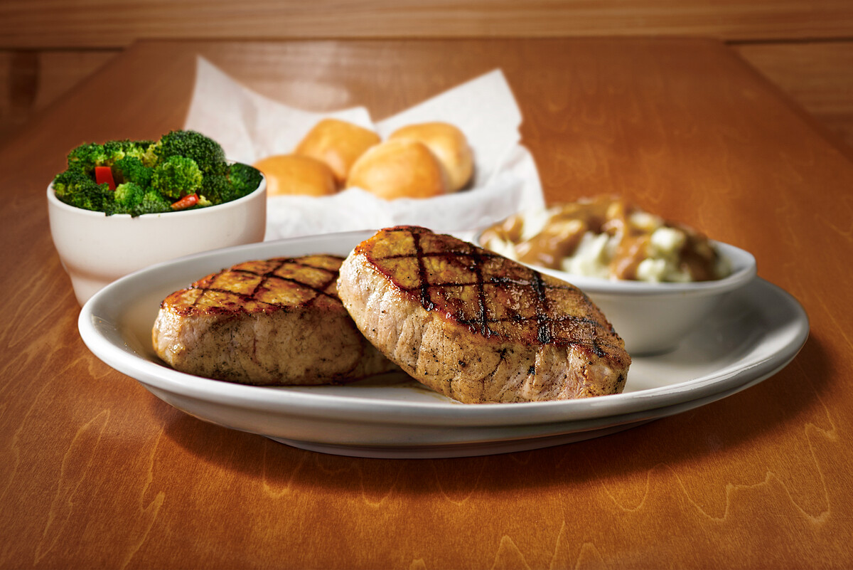 帶爸爸一起到Texas Roadhouse大口吃肉。