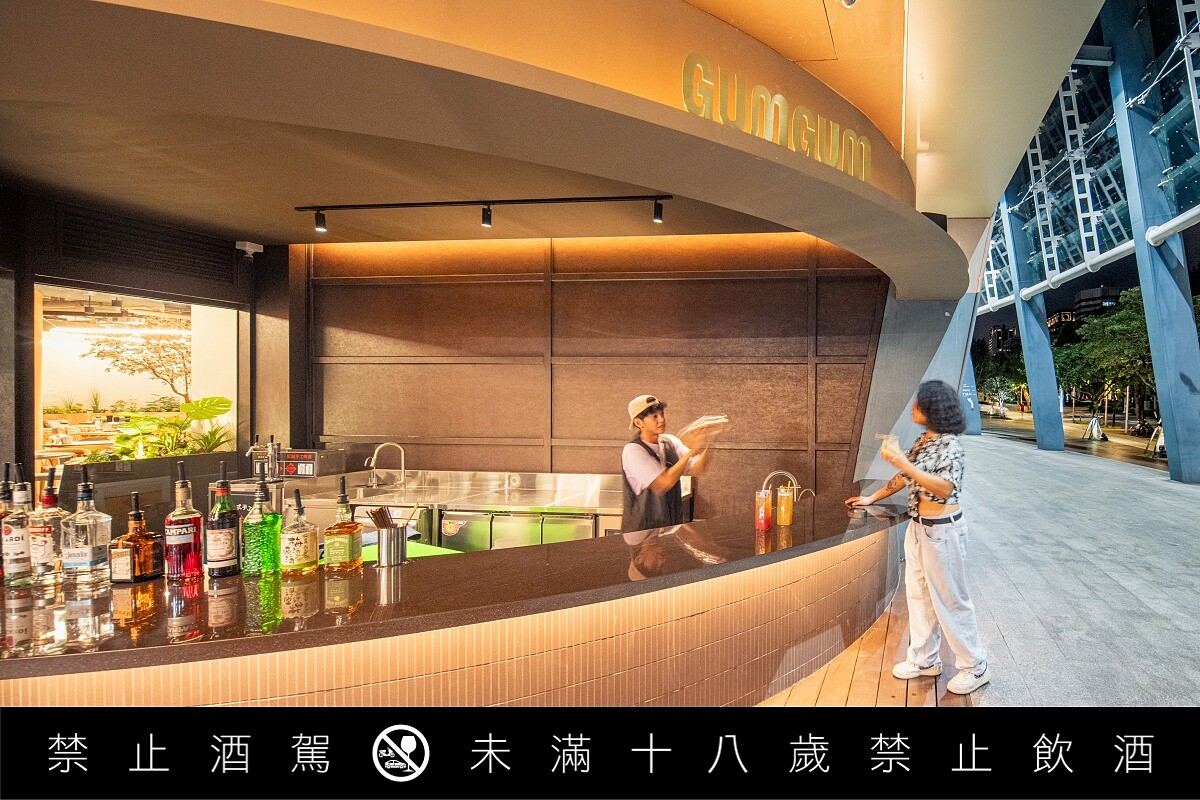 「GUMGUM BAY」戶外啤酒吧台。