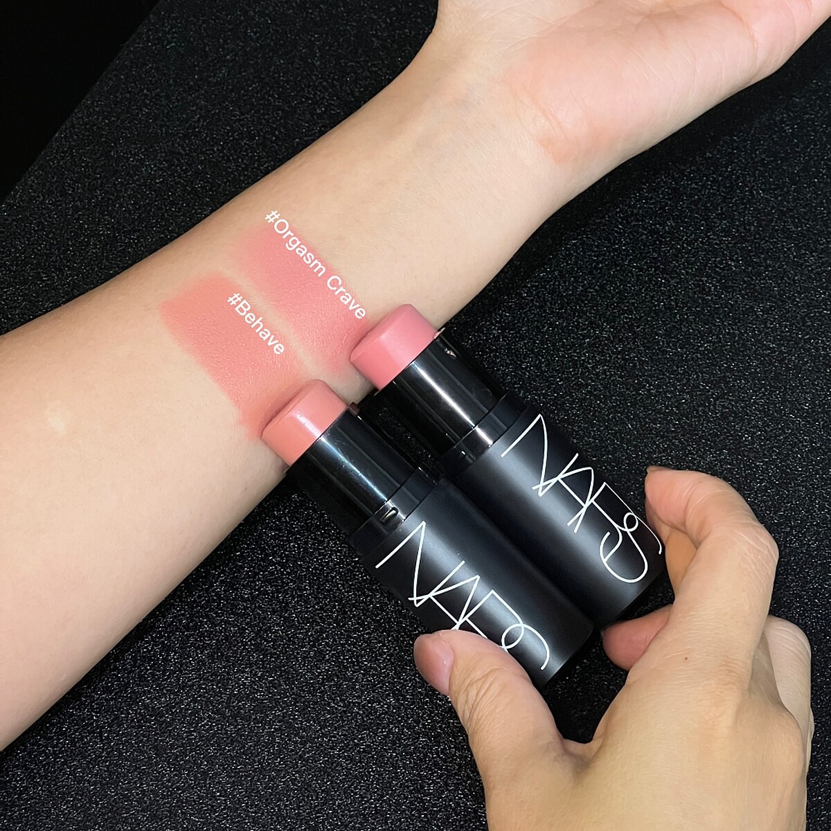 NARS高調炫色眼頰棒亞洲推薦色#Orgasm Crave、#Behave手部試色。