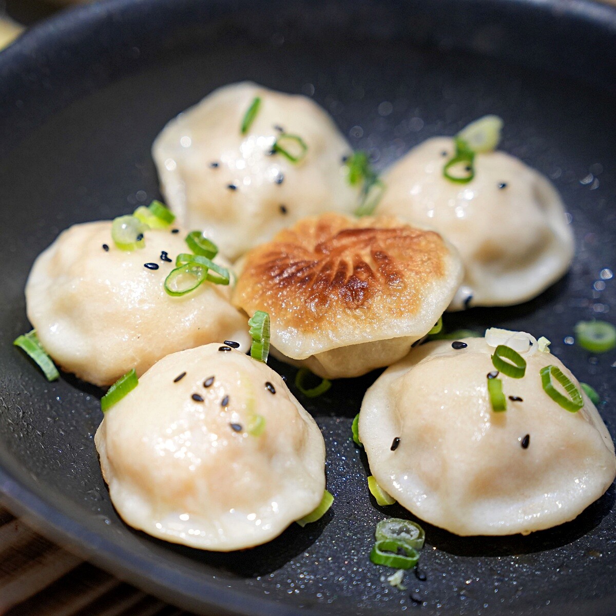 漢來上海湯包菜單推薦Top 2：蝦肉生煎湯包