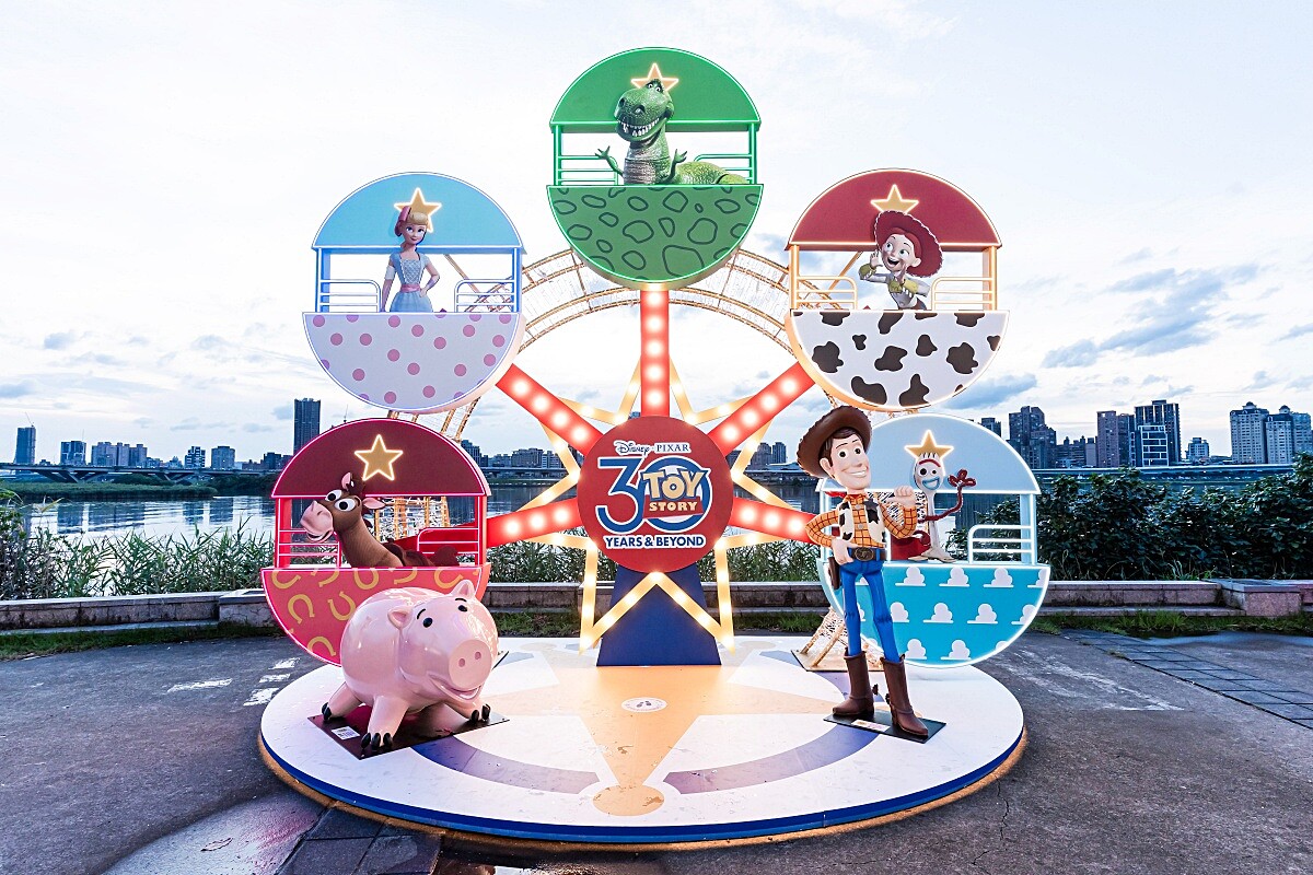 《玩具總動員》胡迪與玩具夥伴，搭配摩天輪成打卡熱點