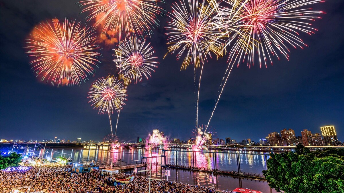 大稻埕煙火「金埕時刻」主題，以壯觀的金色菊型煙火為特色