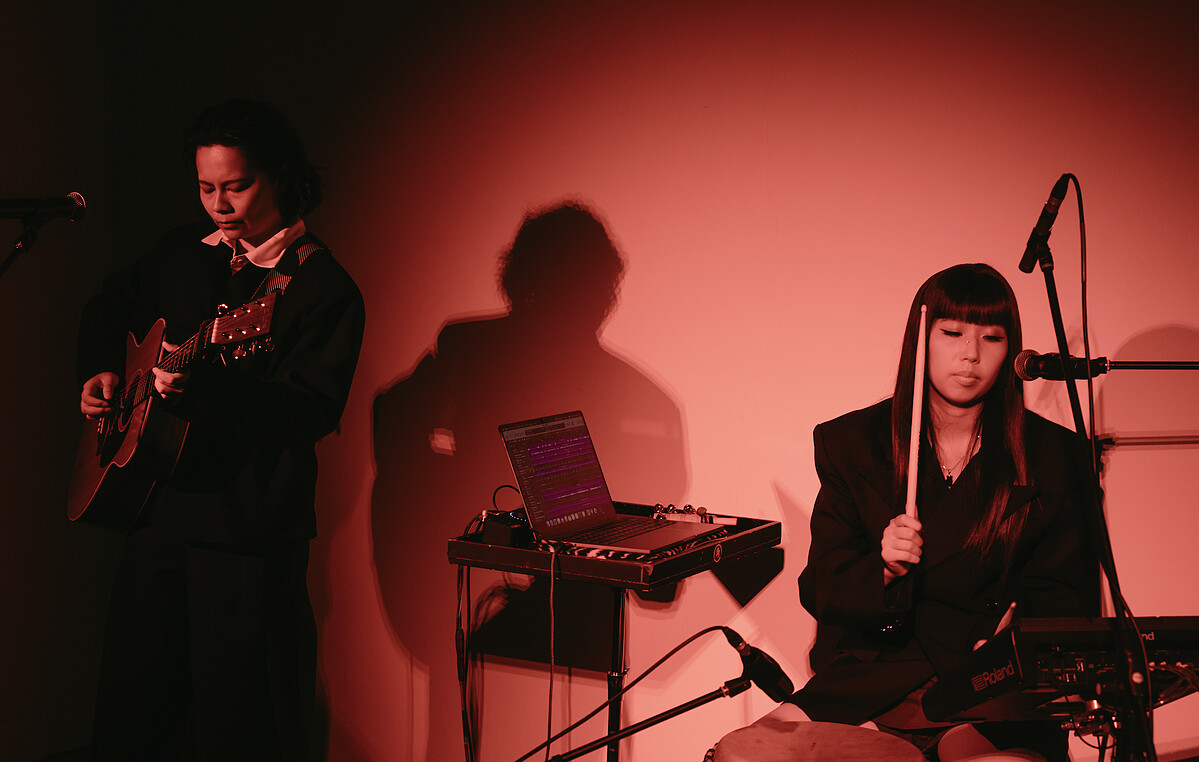 凹與山 Our Shame 於 8 月 4 日舉辦專輯搶聽會，左為主唱暨製作人小凹，右為鼓手 Isan。