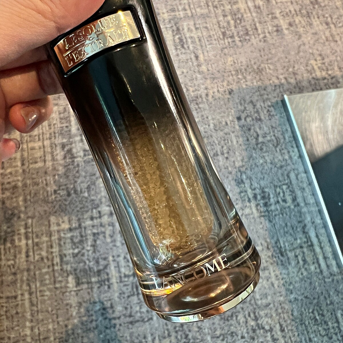 LANCOME 蘭蔻絕對完美黑鑽奢燦超導活萃擁有一顆顆的「黑鑽金緻超導微囊」。