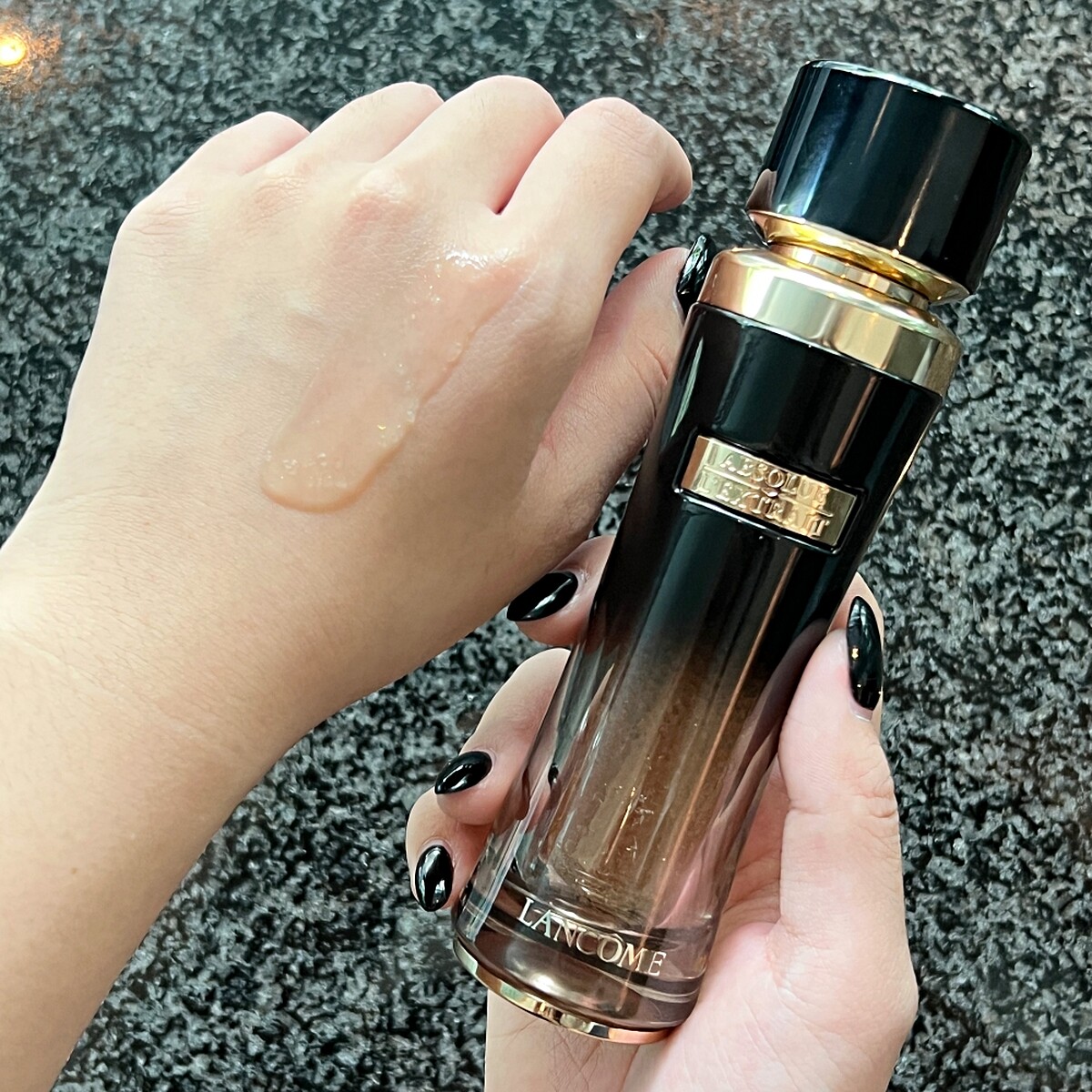 LANCOME蘭蔻絕對完美黑鑽奢燦超導活萃，NT23,000。同步推出30ml補充瓶，NT19,550