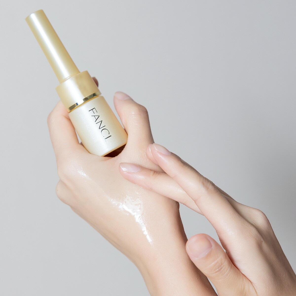 FANCL逆齡全效活顏肌底精萃質地示意。一盒NT6,850