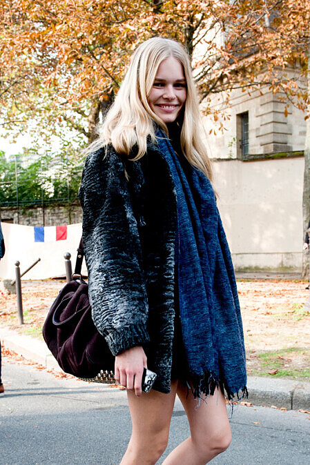 德國名模 Anna Ewers 為 Prada 2014 早春度假系列拍攝的廣告形象照,展現其獨特氣質。