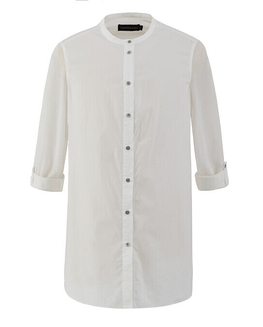 Calvin Klein 白色長版襯衫,Anna Ewers 私服中常見的百搭單品。