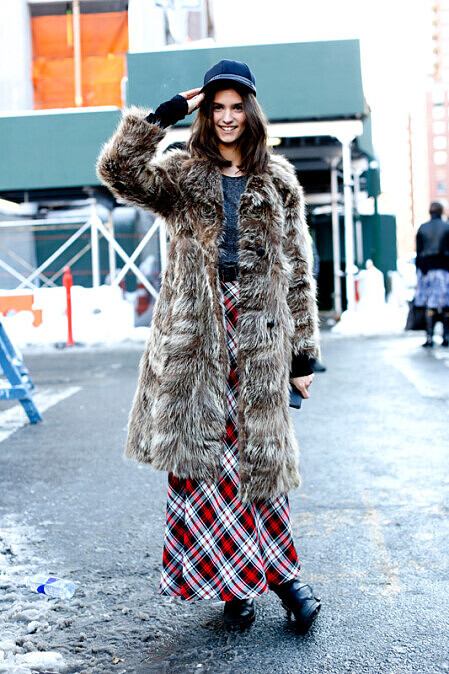 法國名模 Mamon Leloup，擁有亮麗棕髮與灰藍色瞳孔，散發獨特神秘氣質。