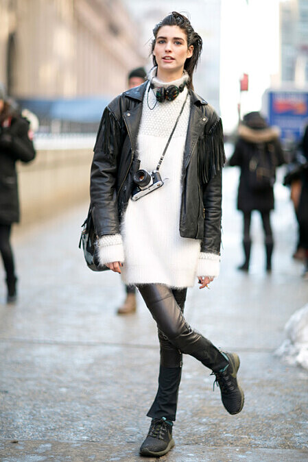 伸展台下，Mamon Leloup 對著鏡頭開懷大笑，展現古靈精怪的一面。