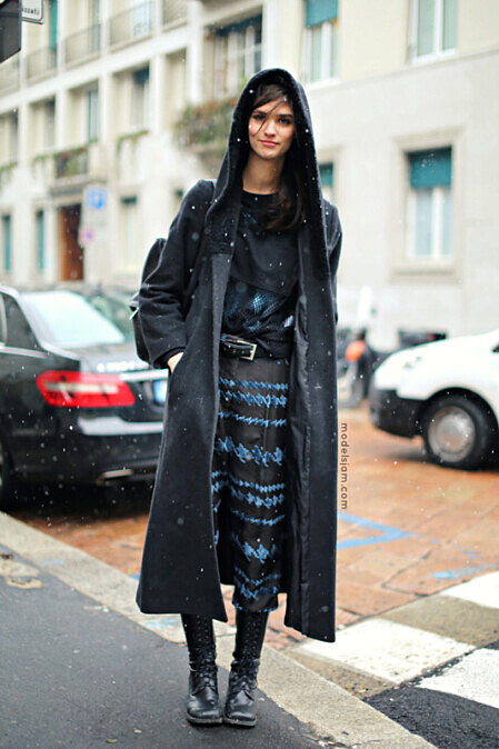 Mamon Leloup 的街拍造型，展現其身為模特的強大氣場。