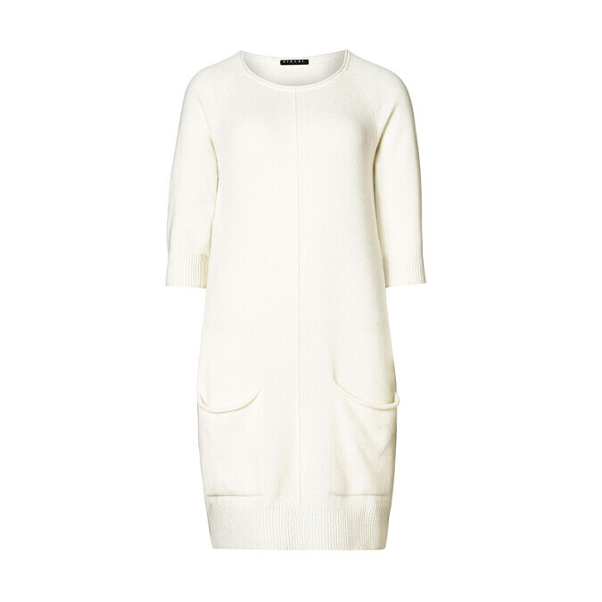 Sisley 白色毛衣洋裝，打造 Mamon Leloup 喜愛的軟料針織造型。