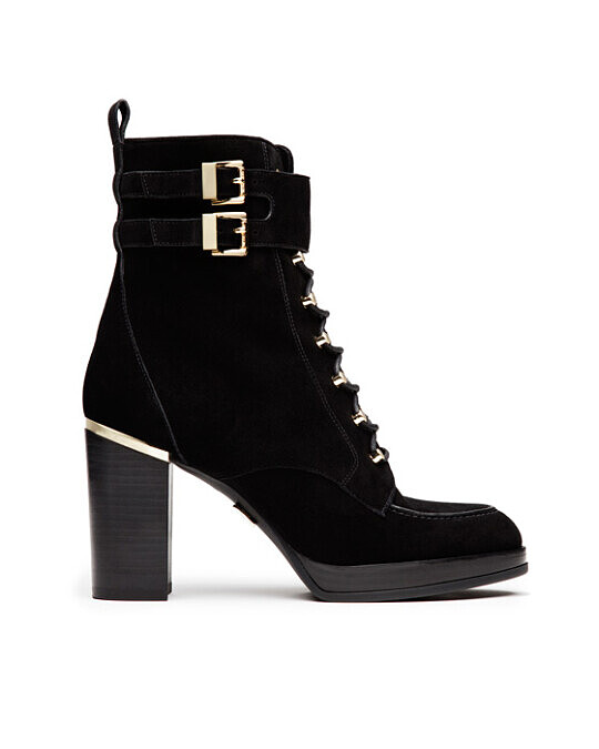 Michael Kors 麂皮金釦裝飾高跟靴，為優雅造型增添帥氣元素。