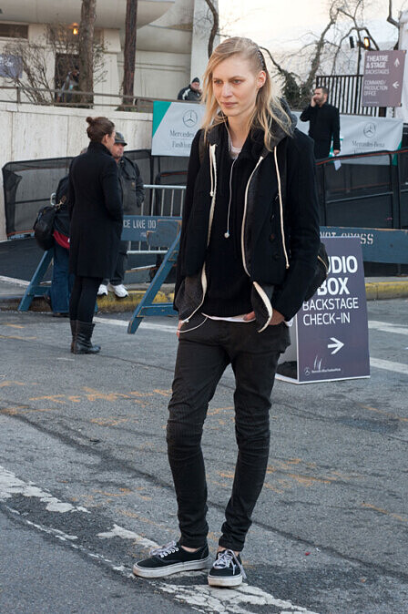 澳洲名模 Julia Nobis 的街拍造型,以簡約上衣搭配牛仔褲與布鞋,展現率性風格。