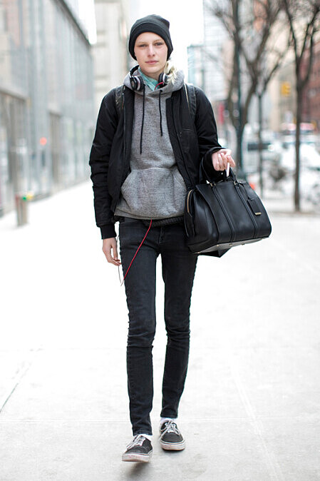 Julia Nobis 身穿厚磅連帽T恤,搭配全罩式耳機,呈現她標誌性的休閒運動風。