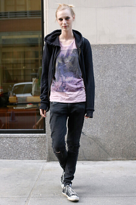 Julia Nobis 走在街頭,風格輕鬆自在。