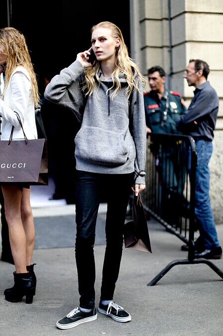 Julia Nobis 運用基本單品,輕鬆打造個人化的時尚運動感。