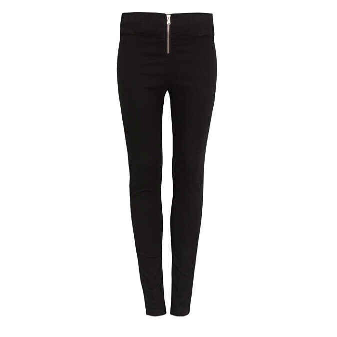 Pull & Bear 高腰窄管褲,能輕鬆搭配運動風上衣與球鞋。