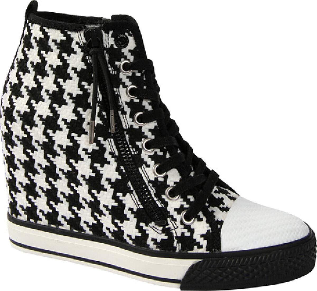 DKNY 千鳥格紋中筒鞋,呼應 Julia Nobis 熱愛的舒適布鞋穿搭。