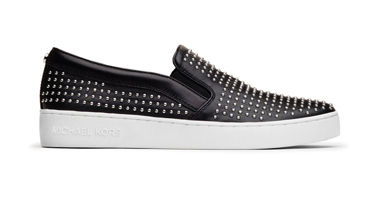 MICHAEL Michael Kors 黑色皮質鉚釘膠底鞋,在運動風中加入一絲龐克巧思。