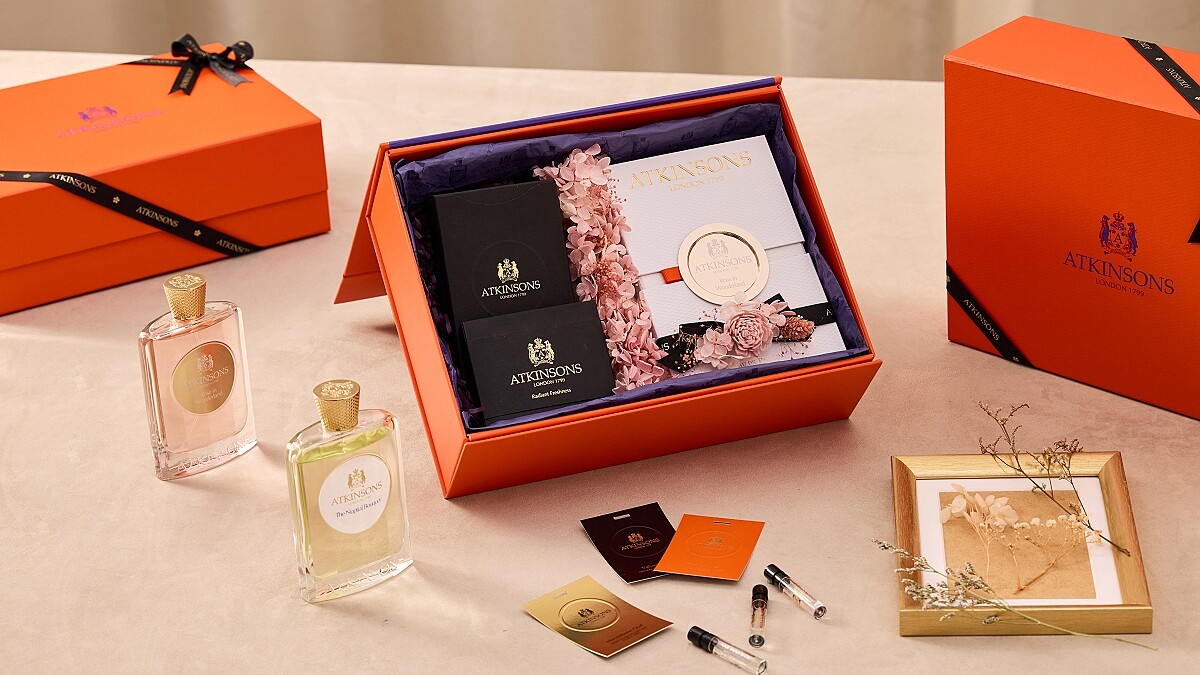 你沒看錯～這些香氛全是你的情人節禮物！ATKINSONS阿特金森超高調奢華的橘紅「2025七夕限定香氛禮盒」、把經典香水收齊，繫上永生花～盡現爛漫極致