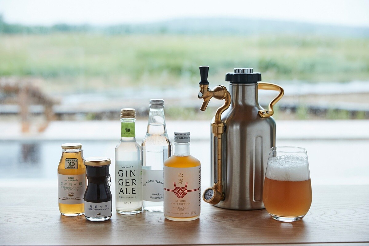 冰箱的迷你吧還準備了精釀啤酒，以及嚴選的北海道製飲品。