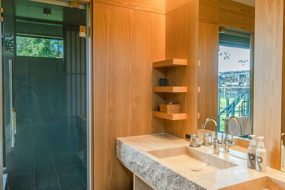 也有室內溫泉池，此為洗手台空間。