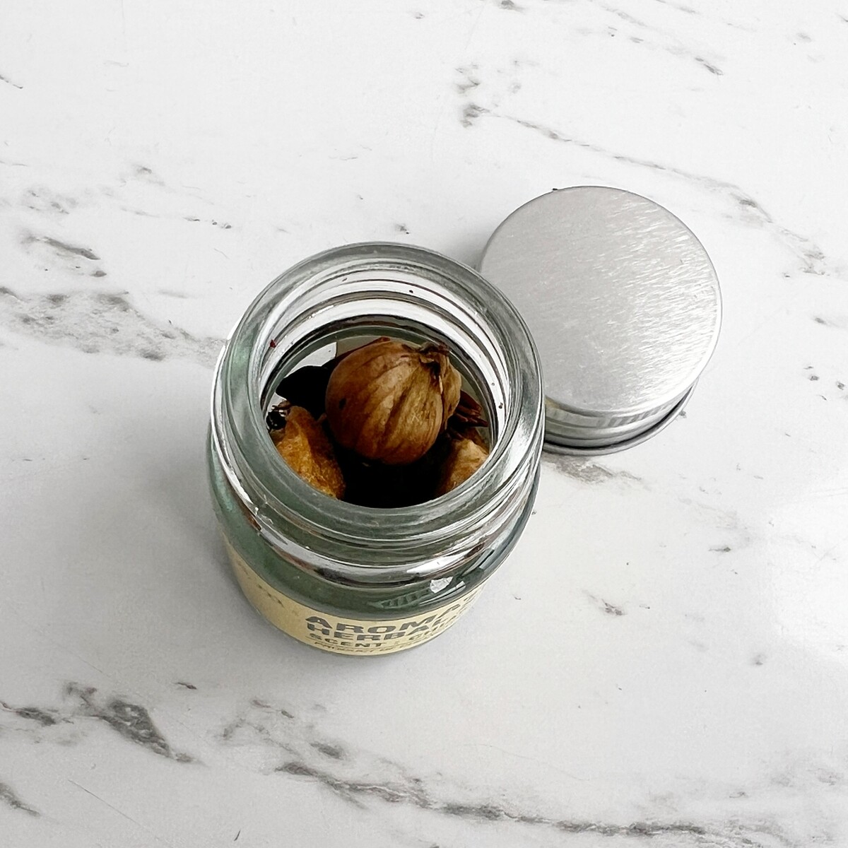 泰國清邁香氛品牌hom的天然草本醒腦瓶內容物。