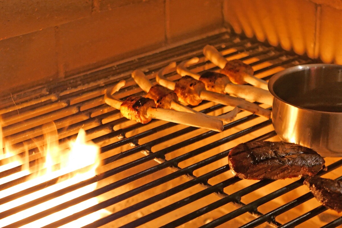 料理長以柴火升溫，運用西式料理手法演繹北海道旬味。