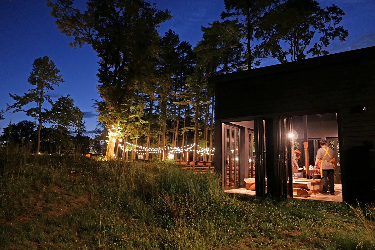 玻璃小屋的晚餐，則以「爐端燒」形式進行。