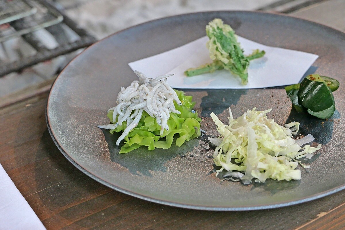 炸茼蒿天婦羅、醃漬小黃瓜與吻仔魚高麗菜。