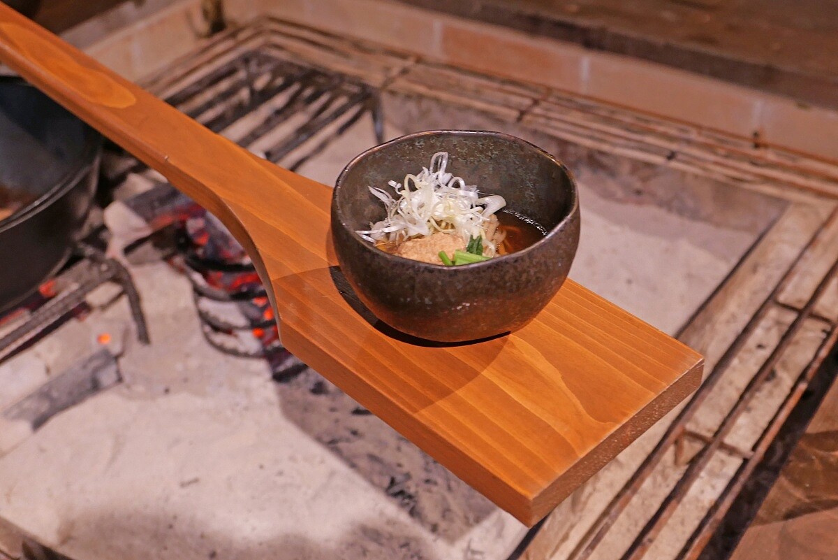 木製船槳將蕎麥麵佐知床雞肉丸。