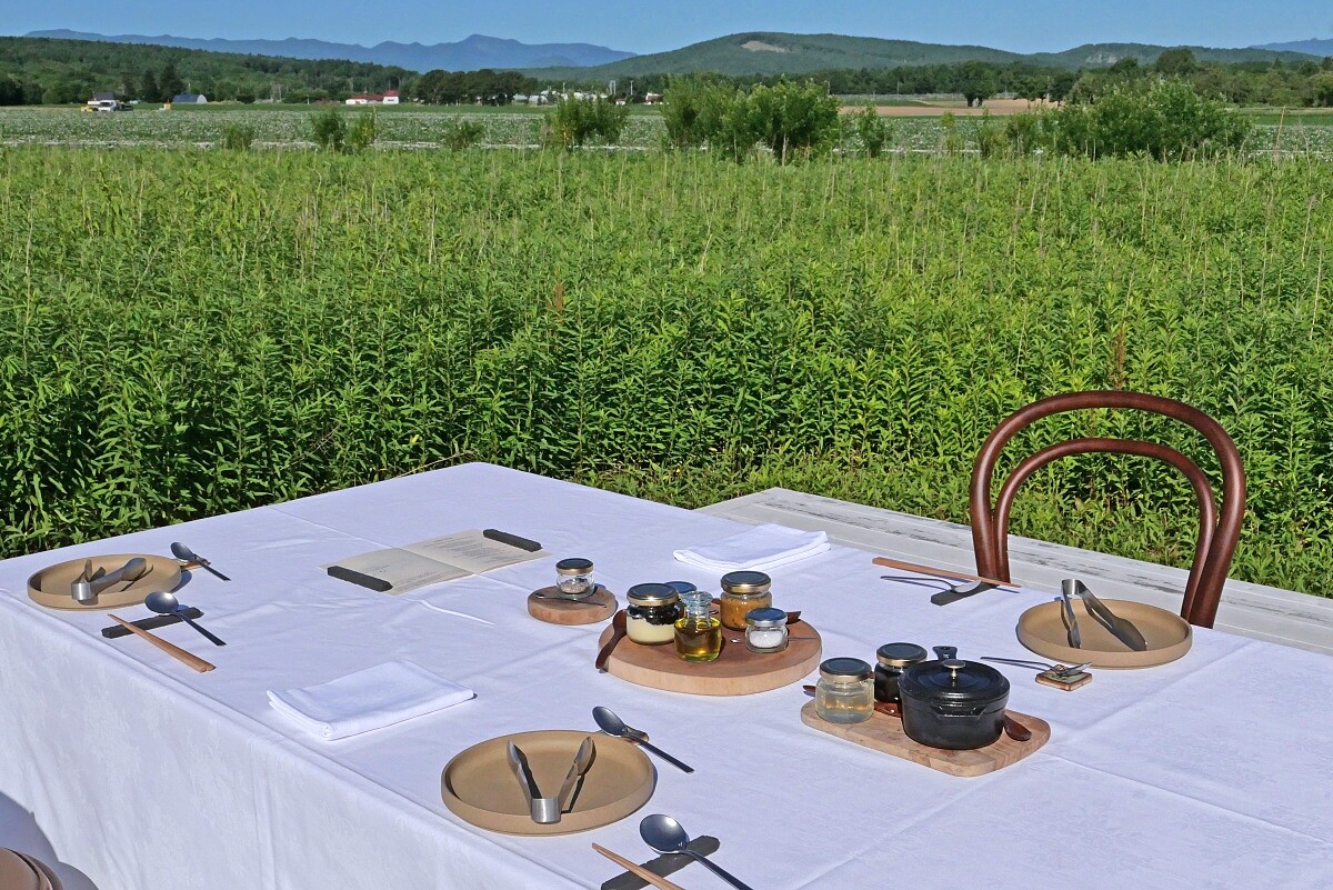 餐桌擺上料理長自製的各個醬料。