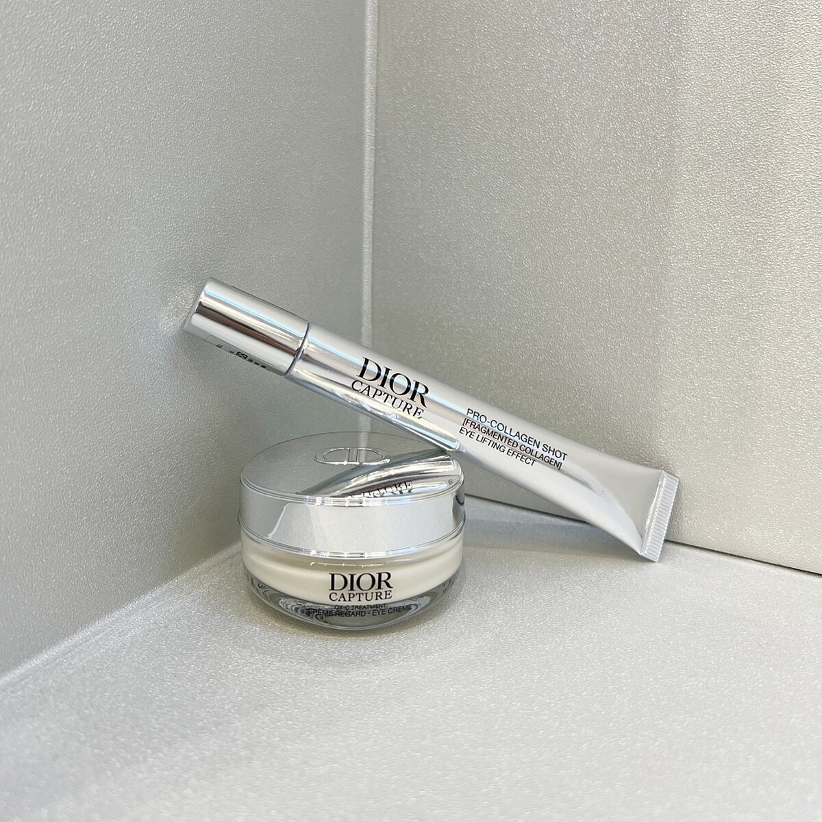 迪奧逆時系列推出全新眼周保養雙主修，分別是逆時活氧亮眼膠原筆、逆時活氧眼霜。