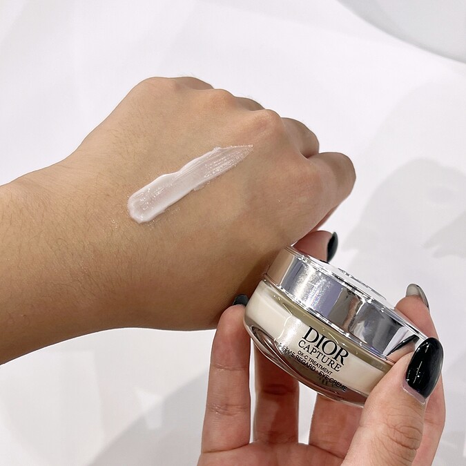 迪奧逆時活氧眼霜質地示意。