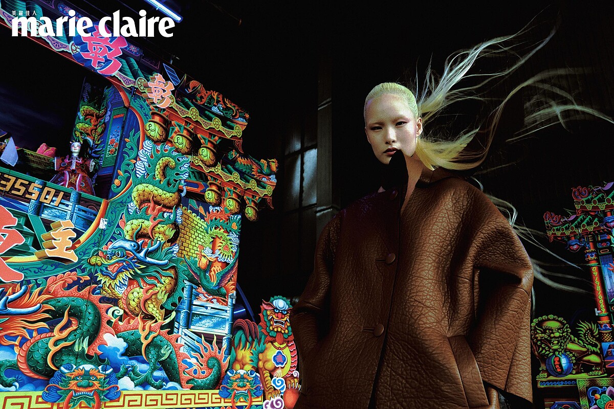 棕色皮革寬版夾克、棕色皮革圍巾，both by Prada。