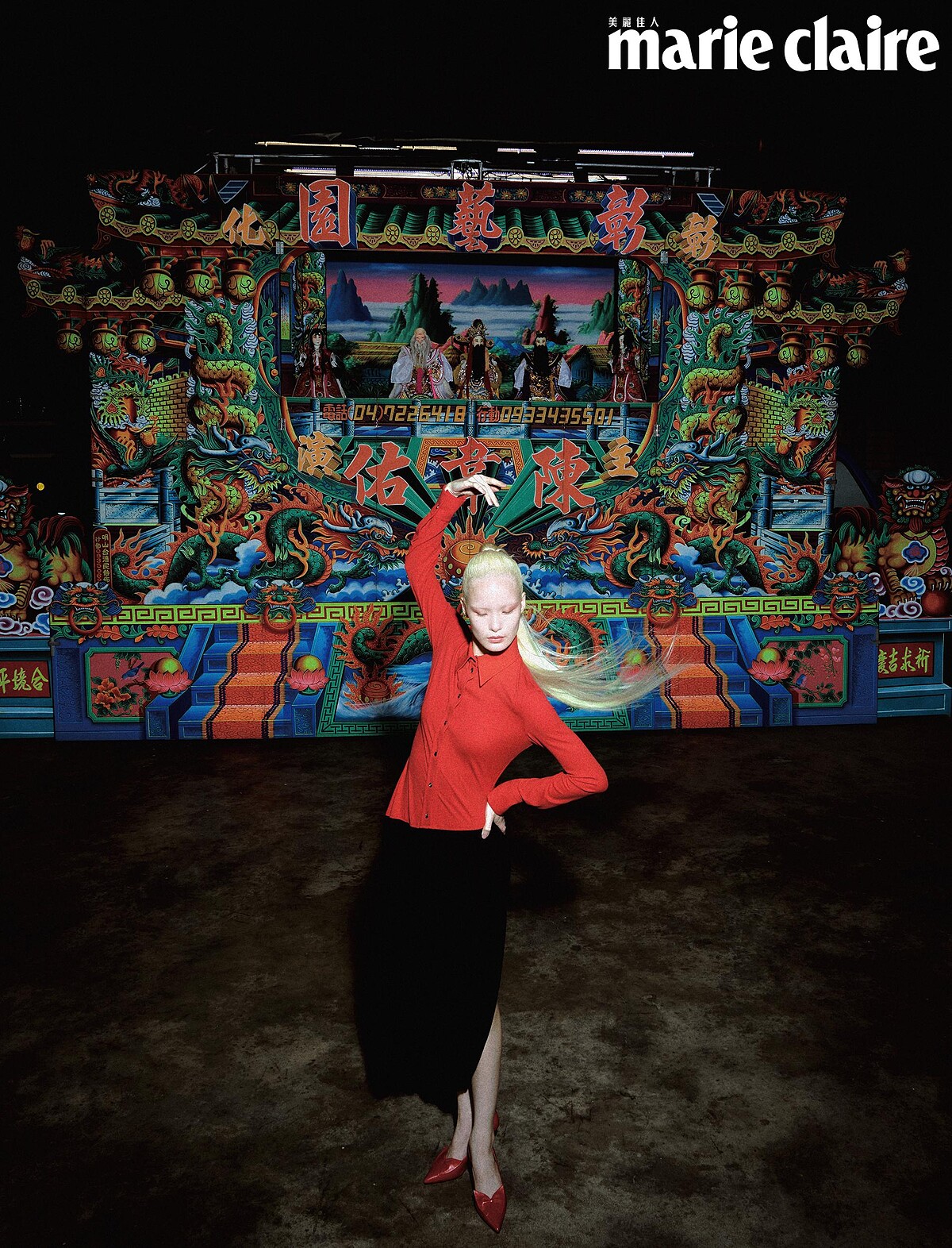 紅黑色拼色連身裙、紅色高跟鞋，both by Ferragamo。