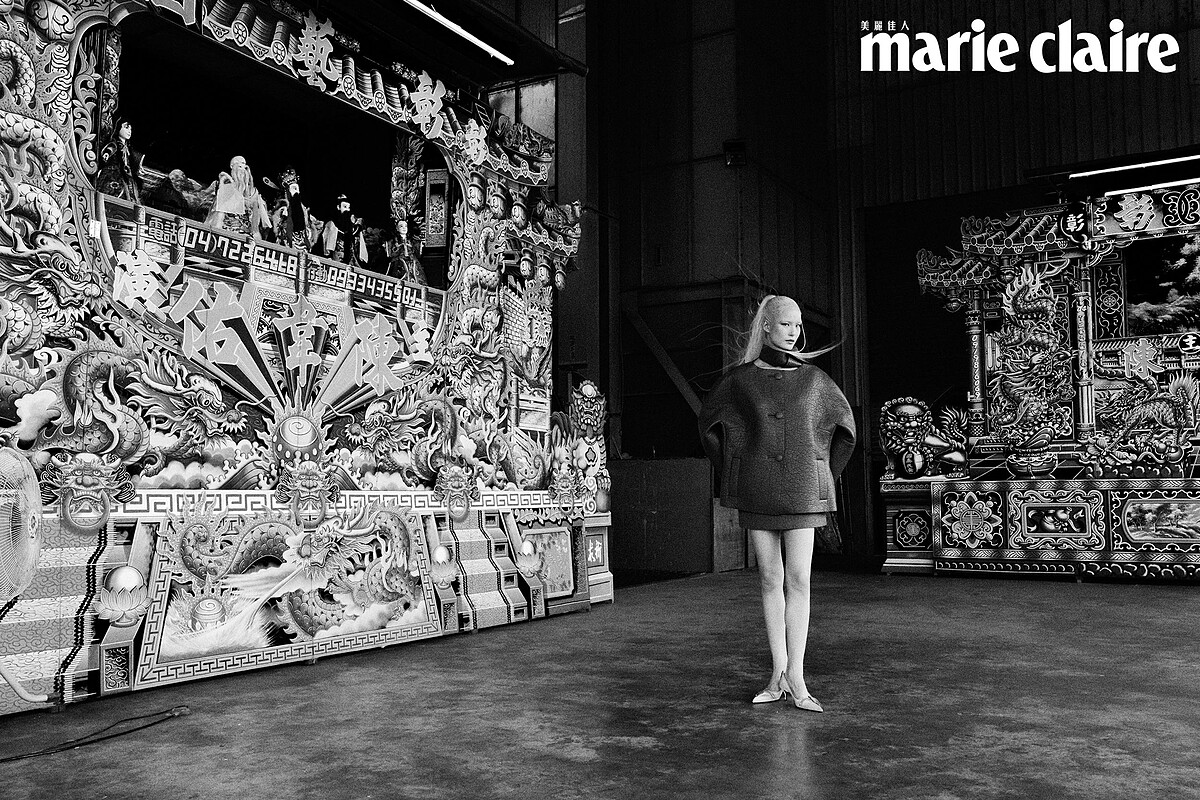 棕色皮革寬版夾克、棕色皮革圍巾、白色高跟鞋，all by Prada。