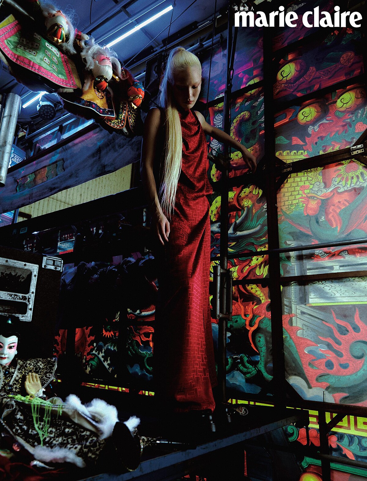 紅色印花洋裝、皮革綁帶長靴，both by Herm&egrave;s。