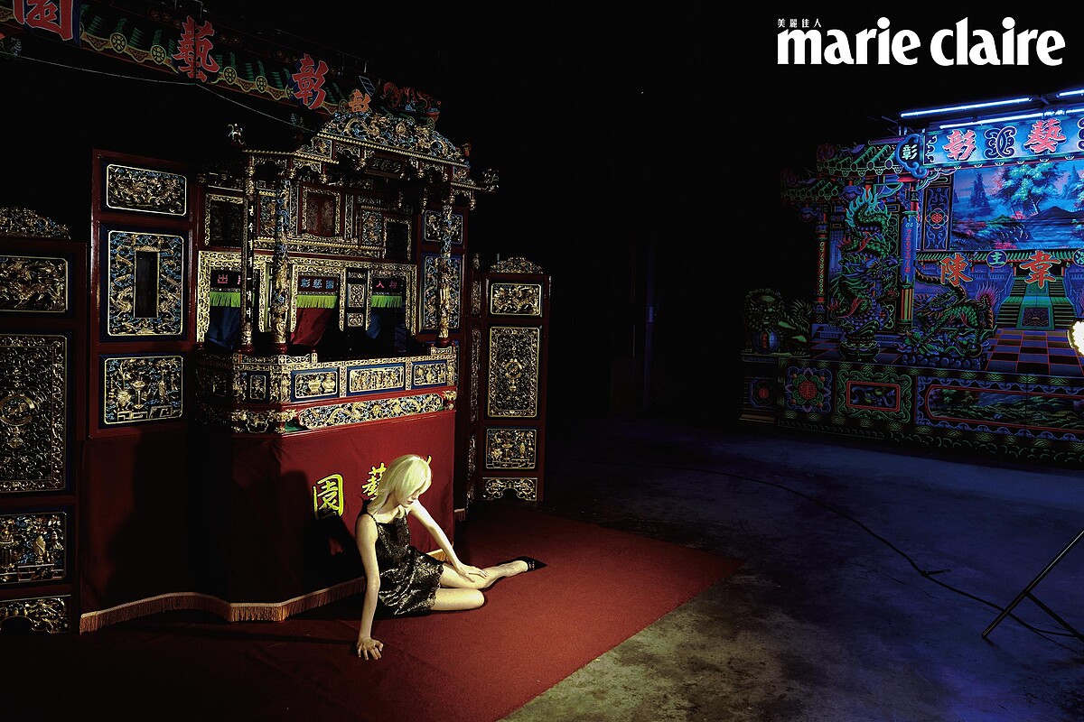 金色花卉蕾絲洋裝，Michael Kors；黑色跟鞋，Celine。