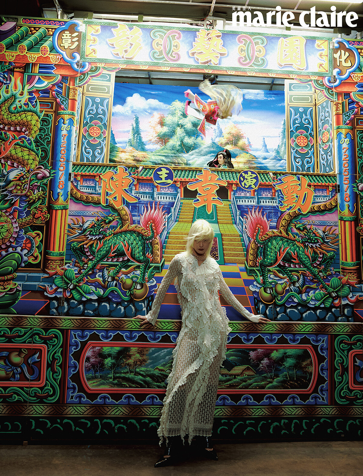 白色蕾絲連身裙、白色內搭、黑色皮革長靴，all by Dior。