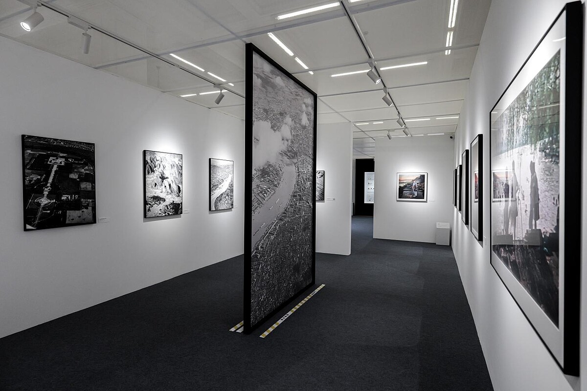 壓軸的「百年影像」展區,由攝影評論家顧錚策展。