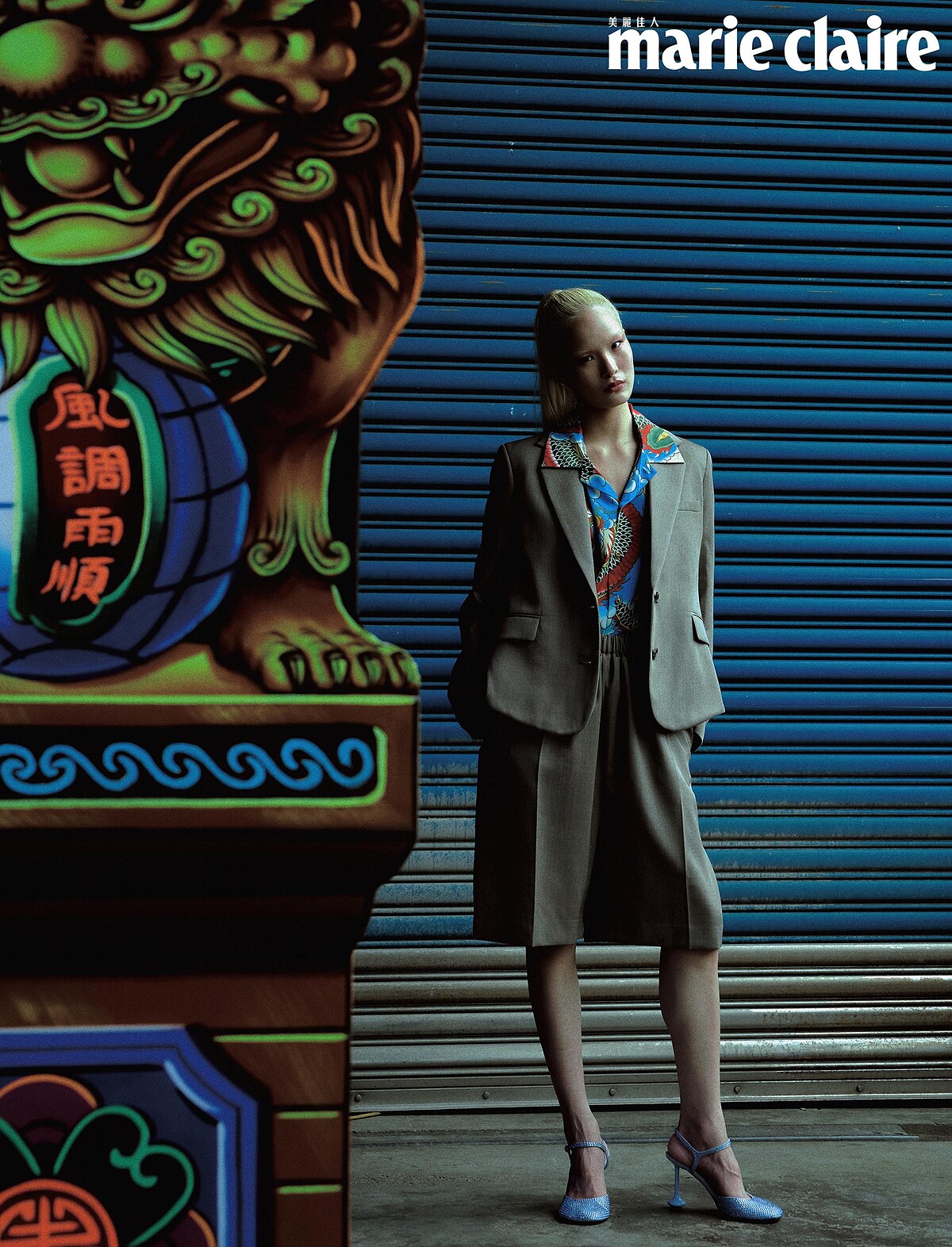 印花開領襯衫，GrowthRing & Supply；米灰色西裝外套、米灰色西裝短褲、藍色高跟鞋，all by Loewe。